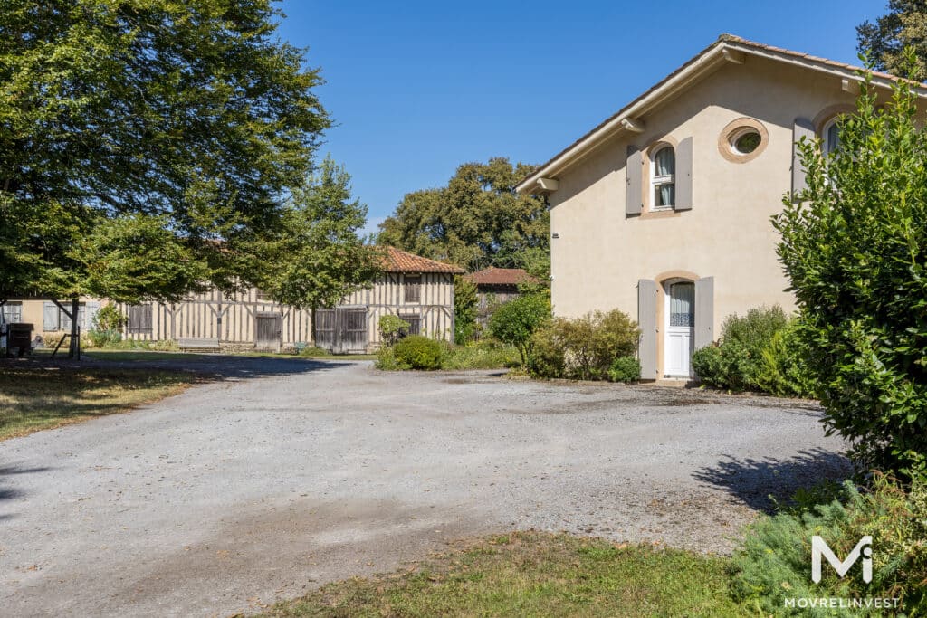 Maison française traditionnelle avec jardin et ciel bleu