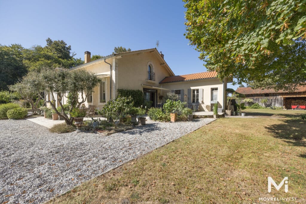 Maison jaune avec jardin et oliviers ensoleillé