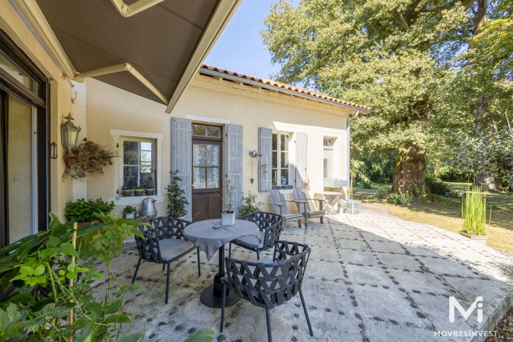 Terrasse élégante de maison avec jardin verdoyant