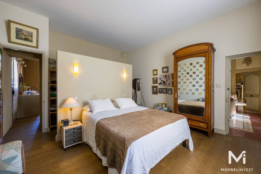 Chambre spacieuse avec lit, armoire et décoration élégante