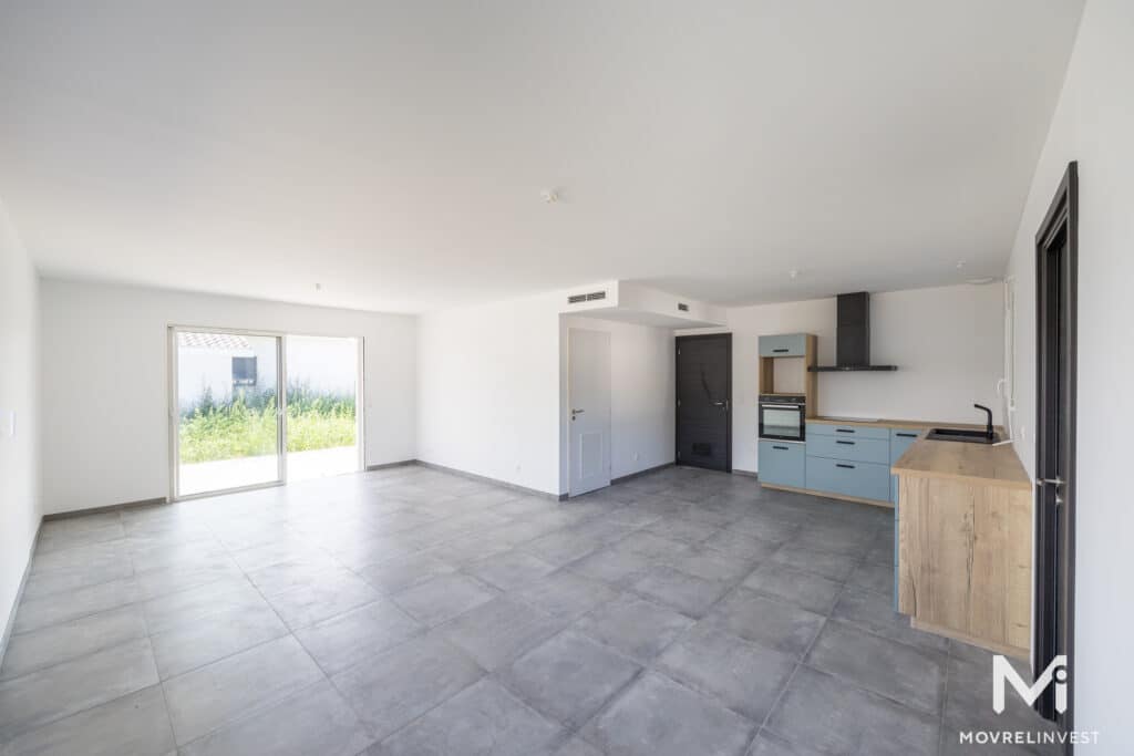 Intérieur moderne d'appartement vide avec cuisine équipée