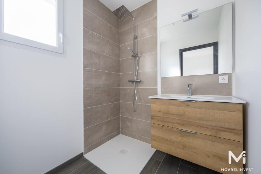 Salle de bain moderne avec douche et miroir