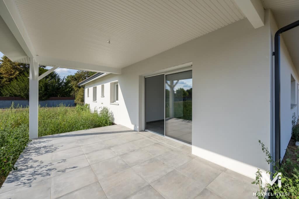 Terrasse moderne avec pergola et baies vitrées