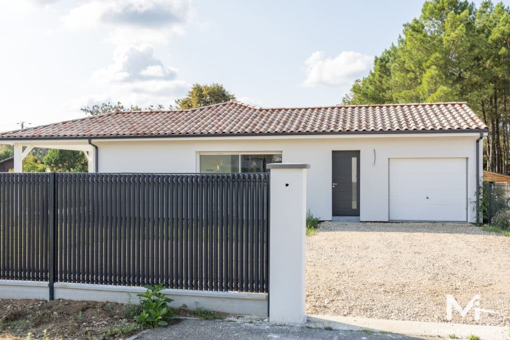 Maison moderne clôturée avec garage en France