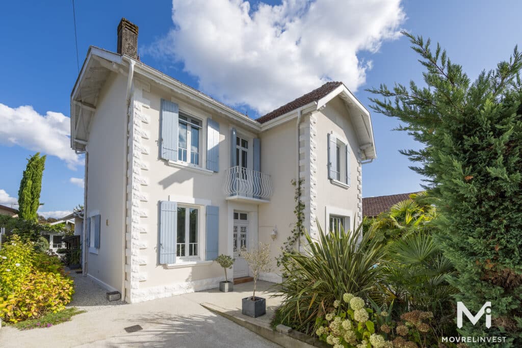 Maison française élégante avec jardin et ciel bleu