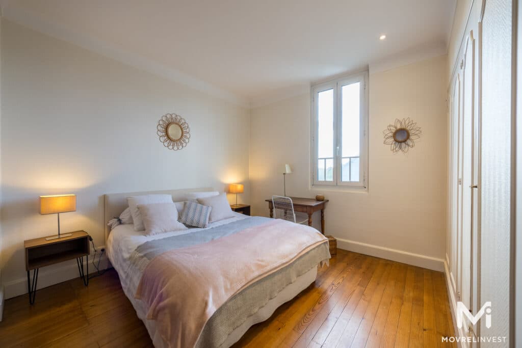 Chambre spacieuse avec lit double et décoration élégante