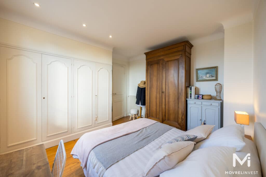 Chambre élégante avec lit et armoires en bois