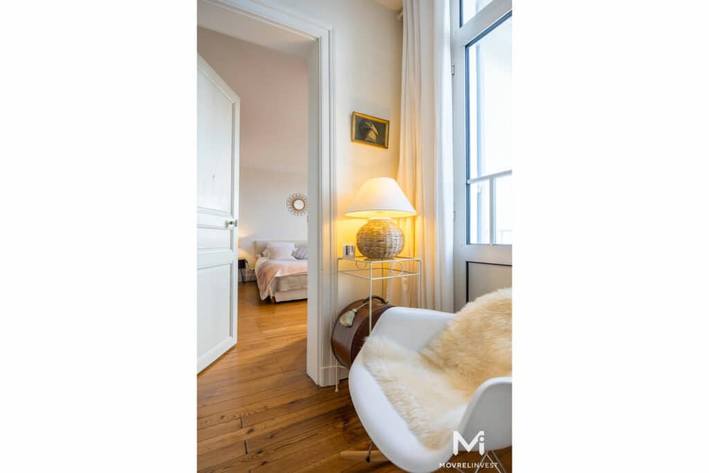 Intérieur élégant avec fauteuil et ambiance chaleureuse