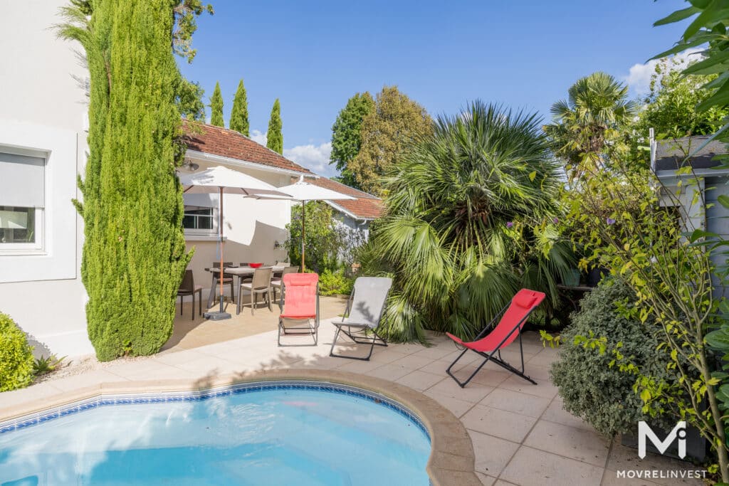 Jardin moderne avec piscine et mobilier coloré