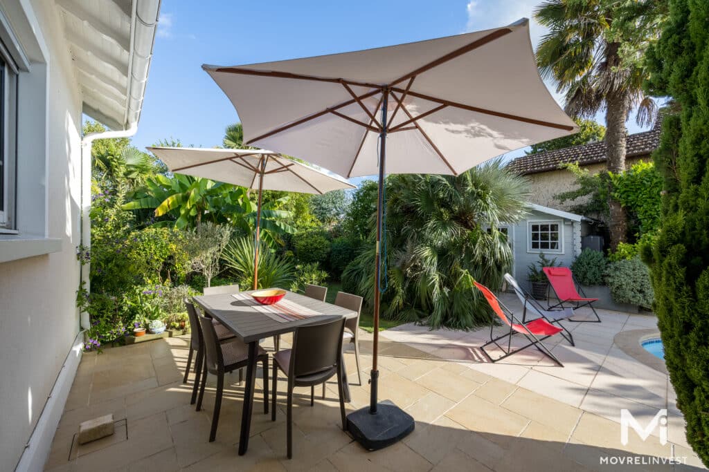 Terrasse extérieure jardin parasol chaises été