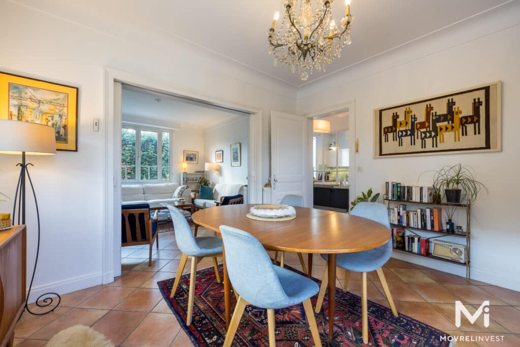 Salle à manger élégante avec tapis et lustre