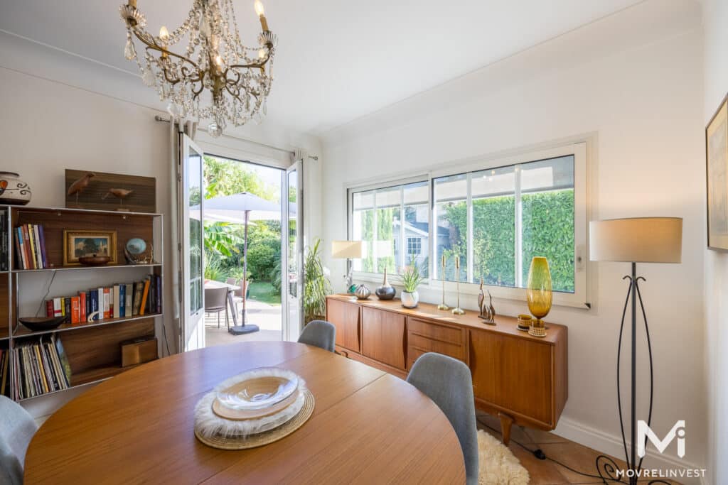 Salle à manger lumineuse avec vue sur jardin