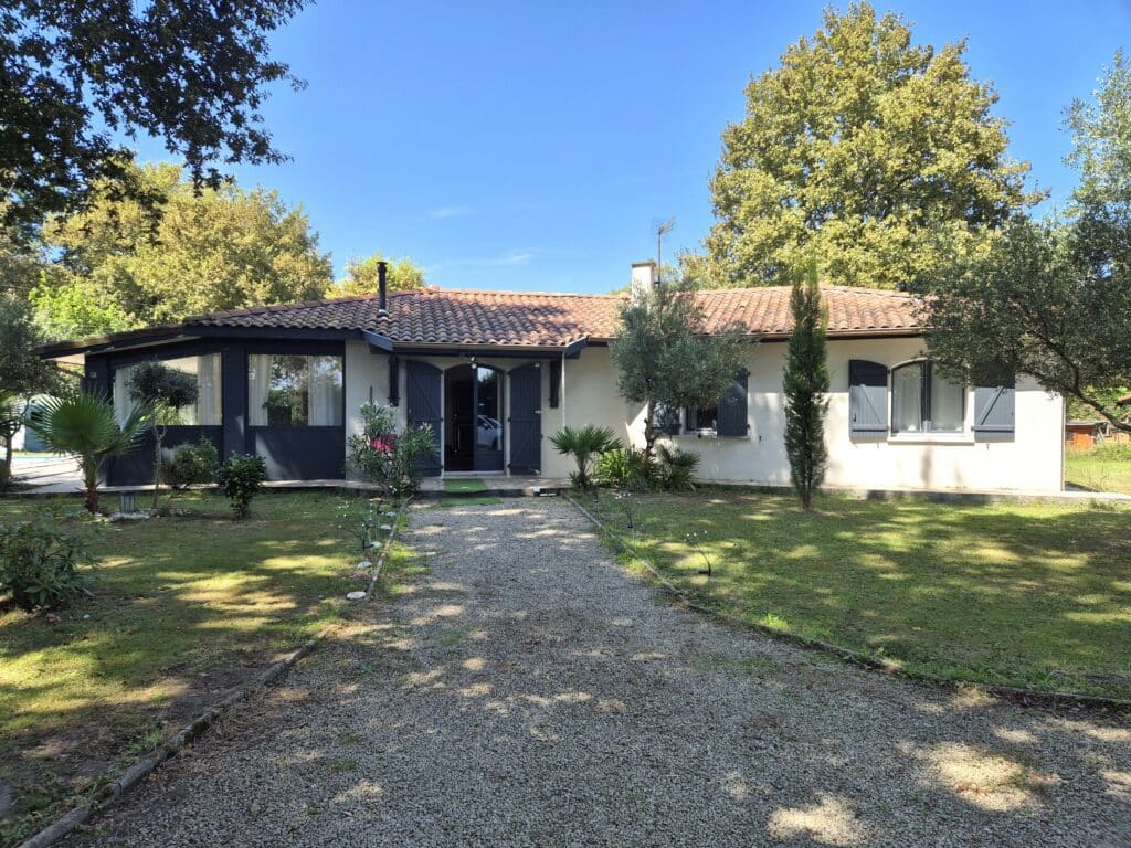 Maison individuelle moderne avec jardin verdoyant