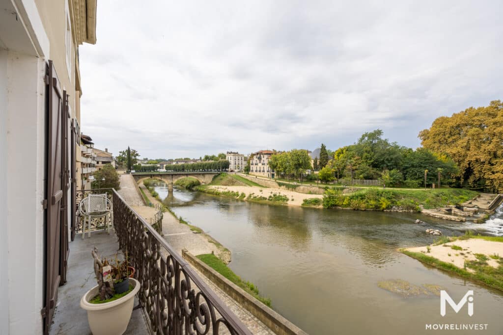 Vue de balcon sur fleuve et pont européen