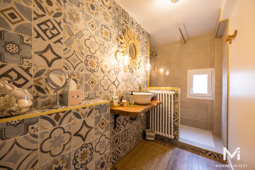 Salle de bain décorée de carreaux multicolores.