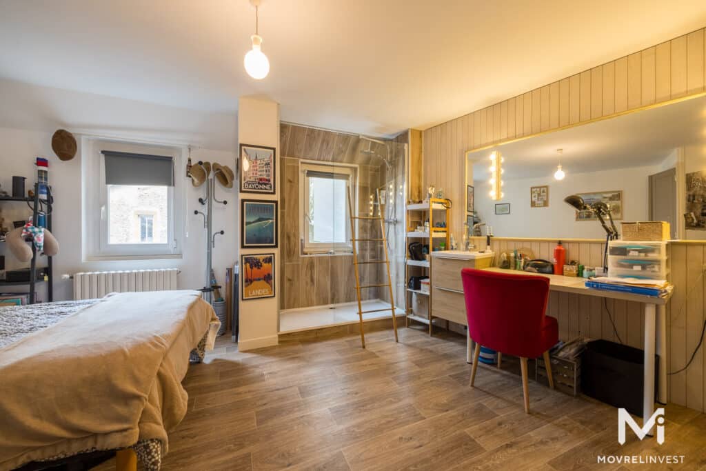 Chambre moderne avec bureau intégré et décoration élégante