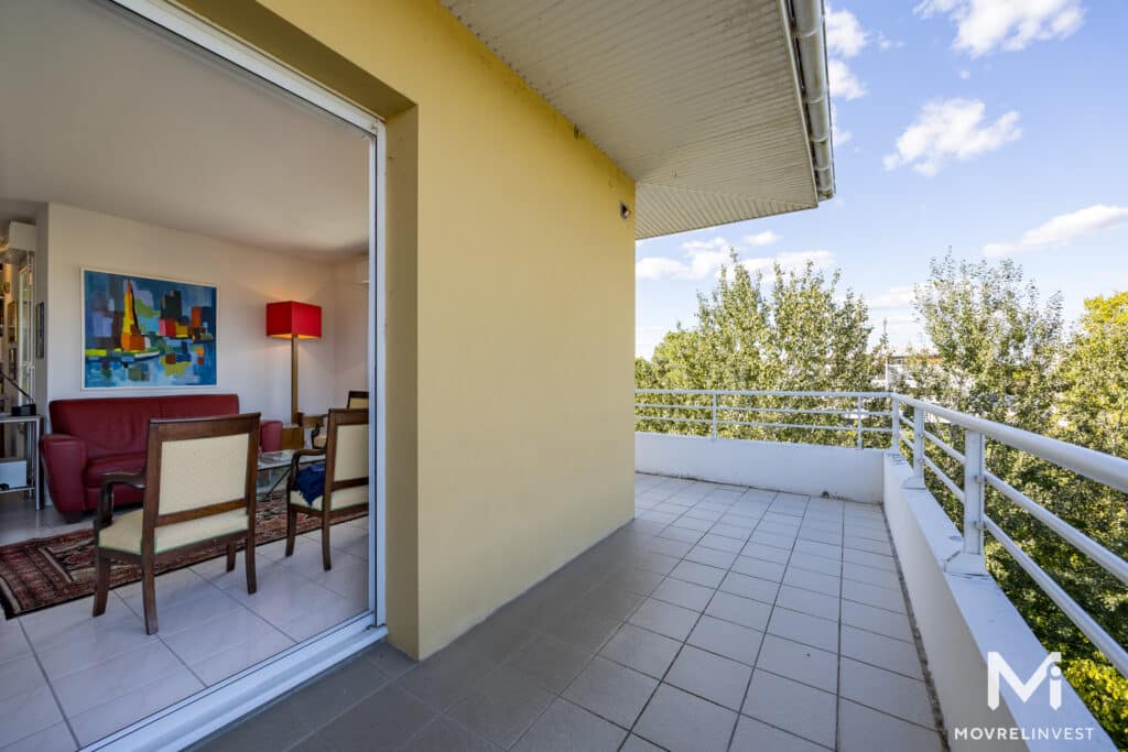 Terrasse spacieuse avec vue sur le salon lumineux