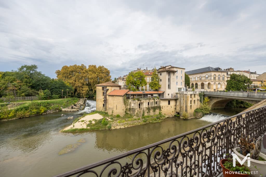 Vue pittoresque d'une rivière et pont en ville