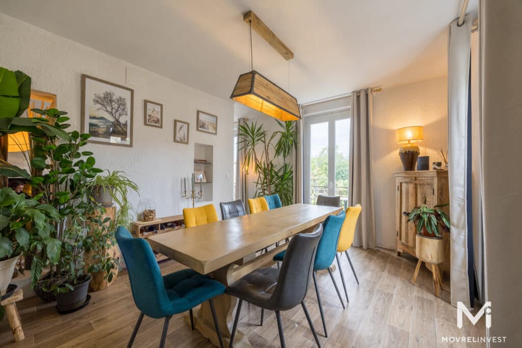 Salle à manger lumineuse avec plantes et déco vintage