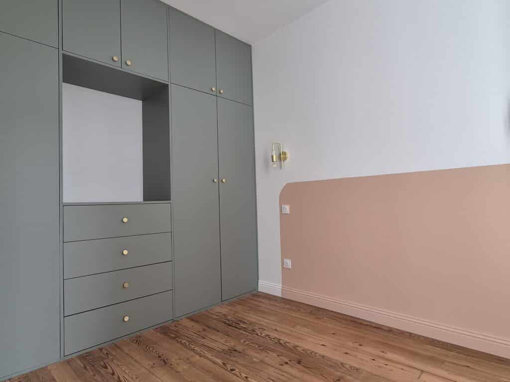 Armoire verte moderne dans une chambre rénovée