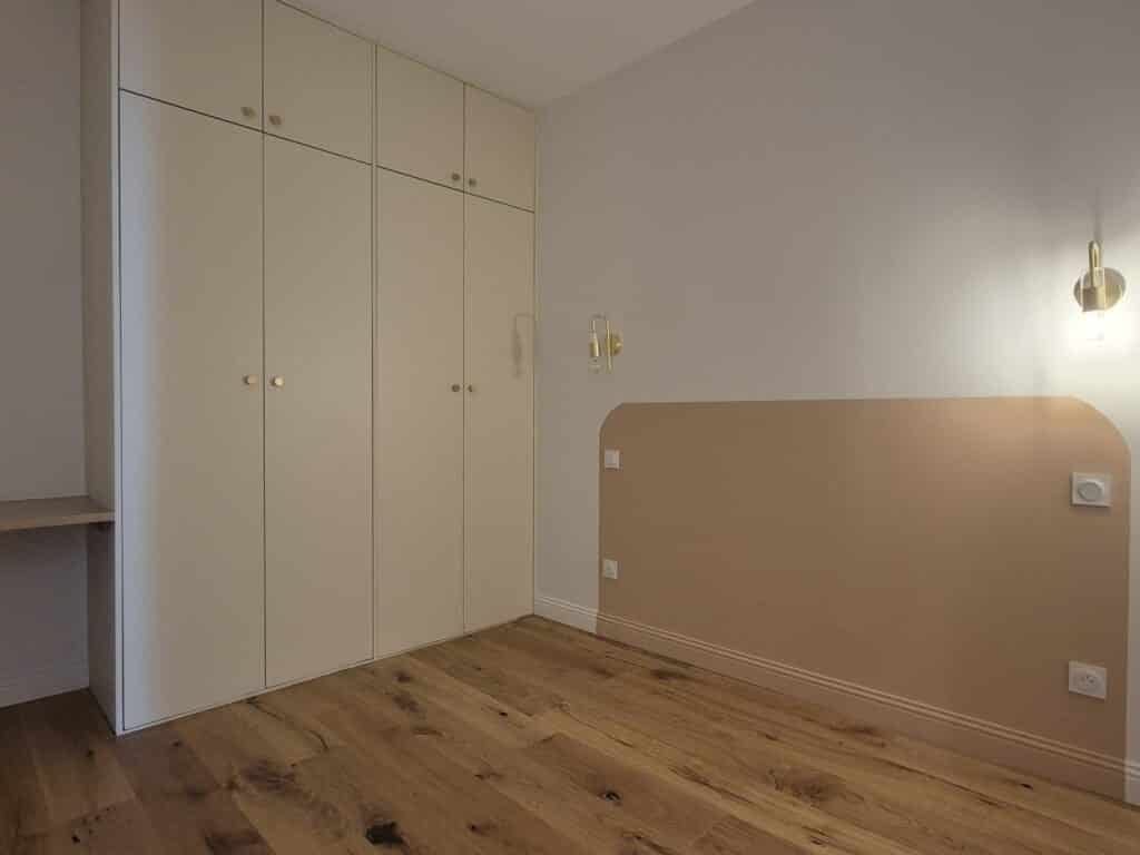 Chambre minimaliste avec placard intégré et éclairage moderne