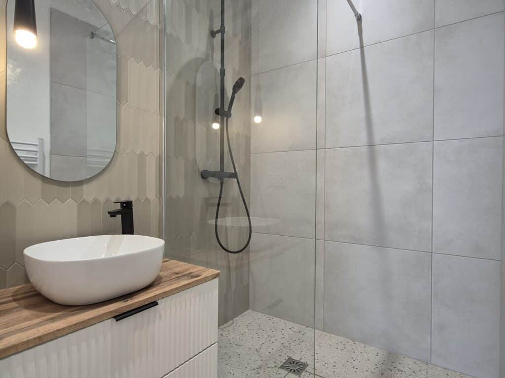 Salle de bain moderne avec douche et lavabo