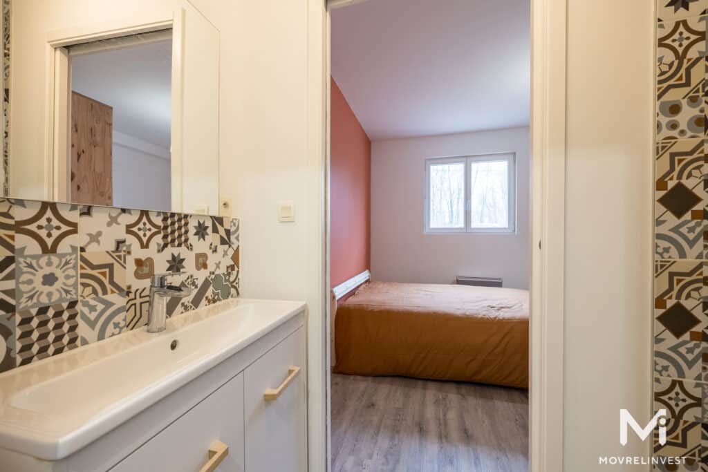 Intérieur chambre et salle de bain avec carrelage décoratif