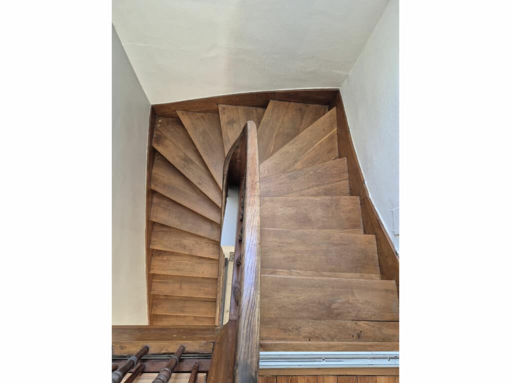 Escalier en bois élégant dans un intérieur moderne