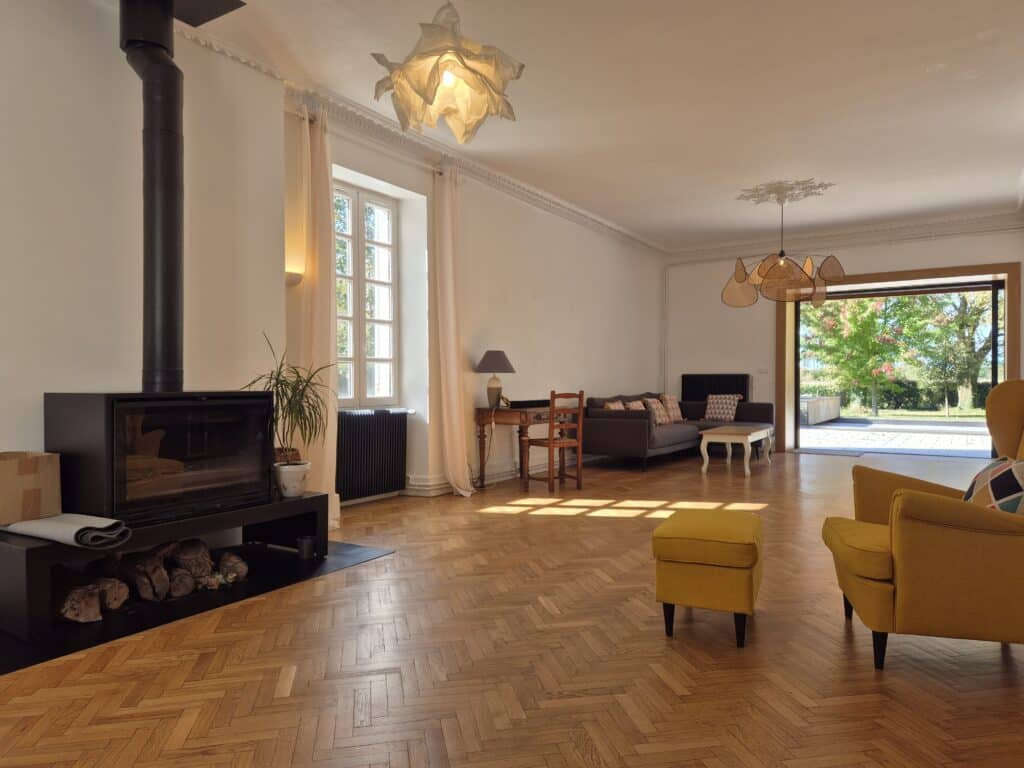 Salon spacieux avec parquet et vue sur jardin