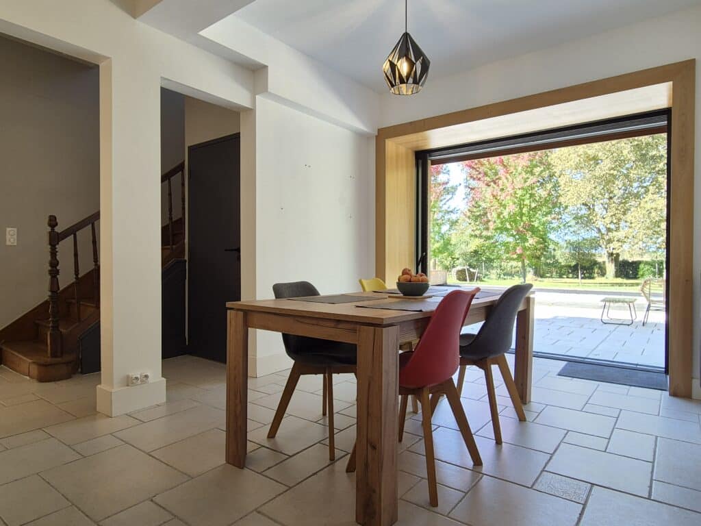 Salle à manger moderne avec vue sur jardin