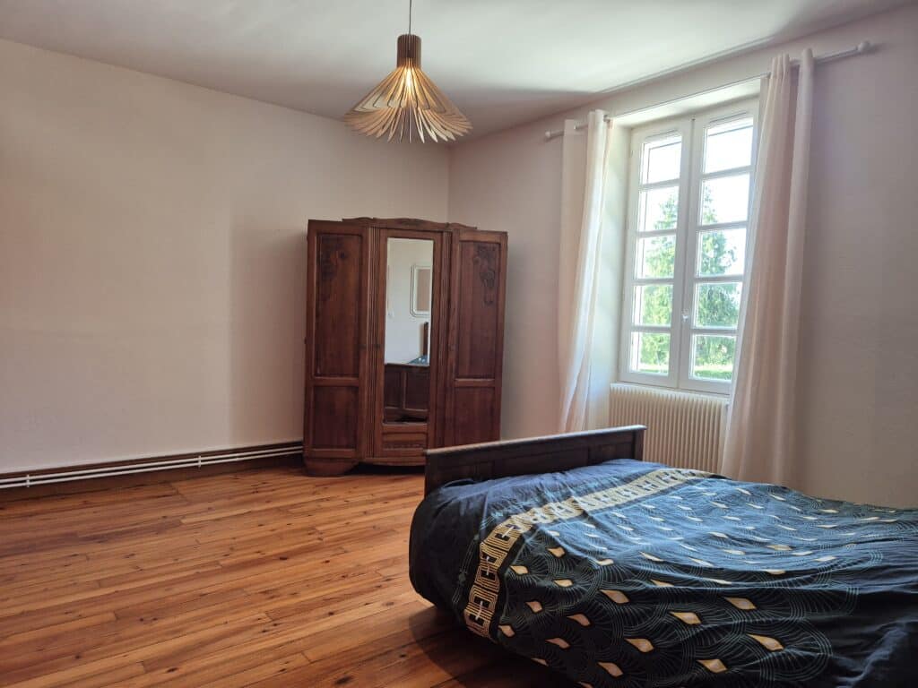 Chambre minimaliste avec armoire en bois et lit