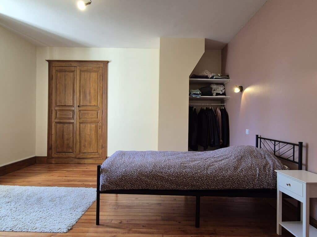 Chambre cosy avec lit et armoire en bois