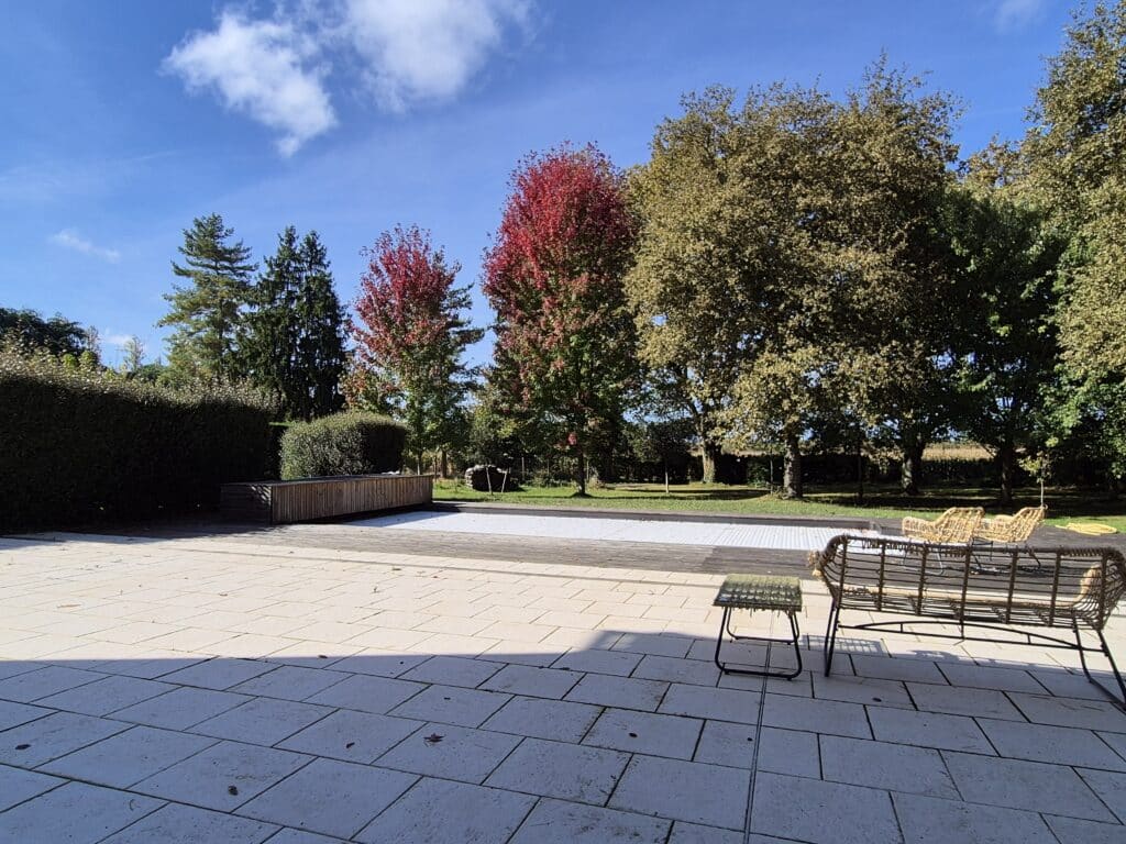 Jardin paisible avec arbres rouges et banc