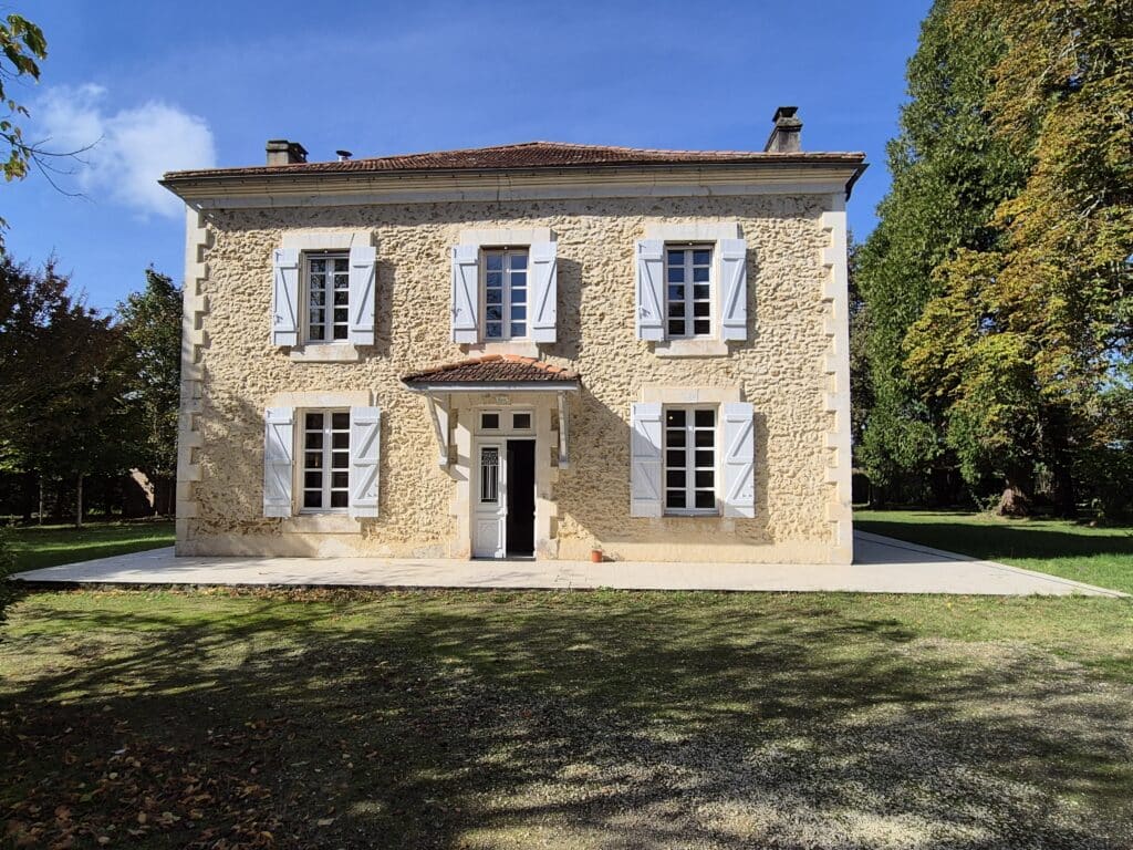 Maison traditionnelle française en pierre avec jardin