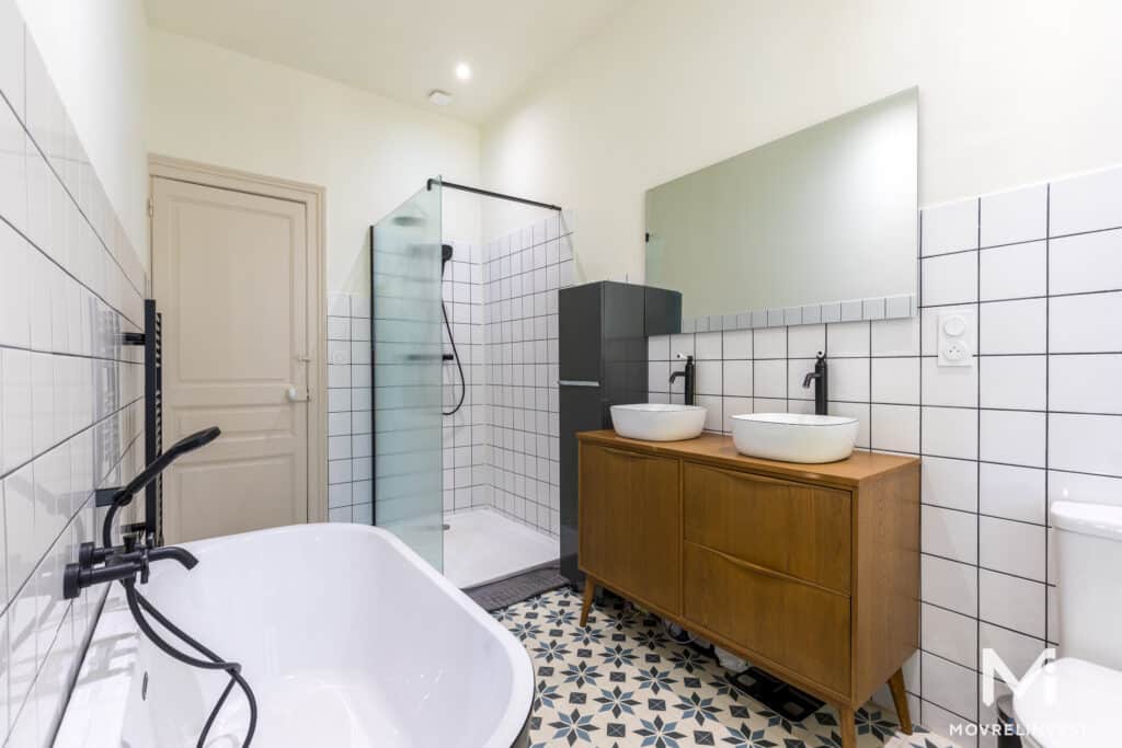 Salle de bain moderne avec baignoire et douche