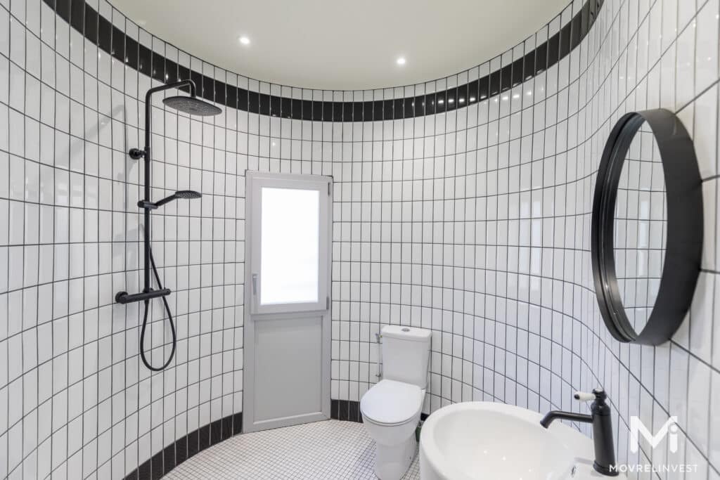 Salle de bain moderne en noir et blanc