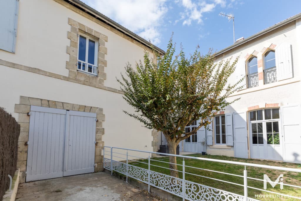 Maison française traditionnelle avec jardin et garage