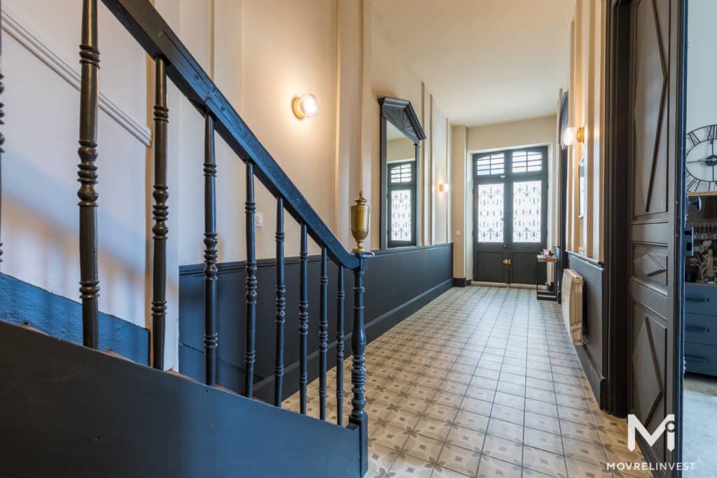 Escalier élégant dans un intérieur classique spacieux