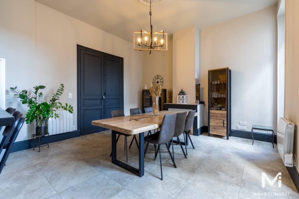 Salle à manger élégante avec mobilier moderne et rustique