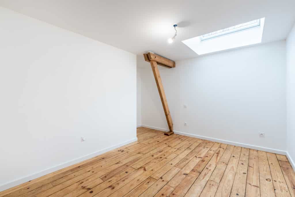 Intérieur vide avec plancher en bois et poutre