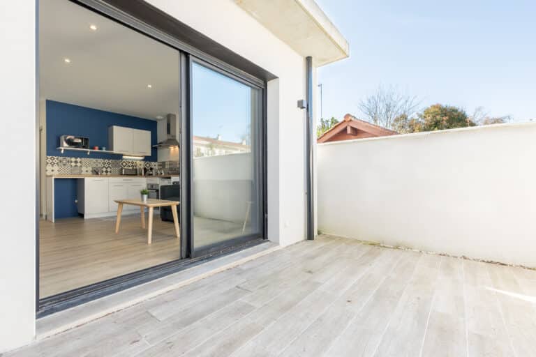 Cuisine moderne ouverte sur terrasse ensoleillée