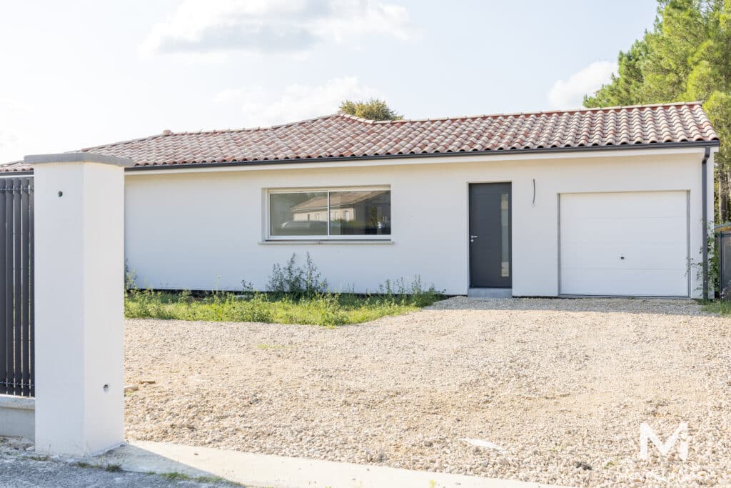 Maison moderne avec garage et jardin en gravier