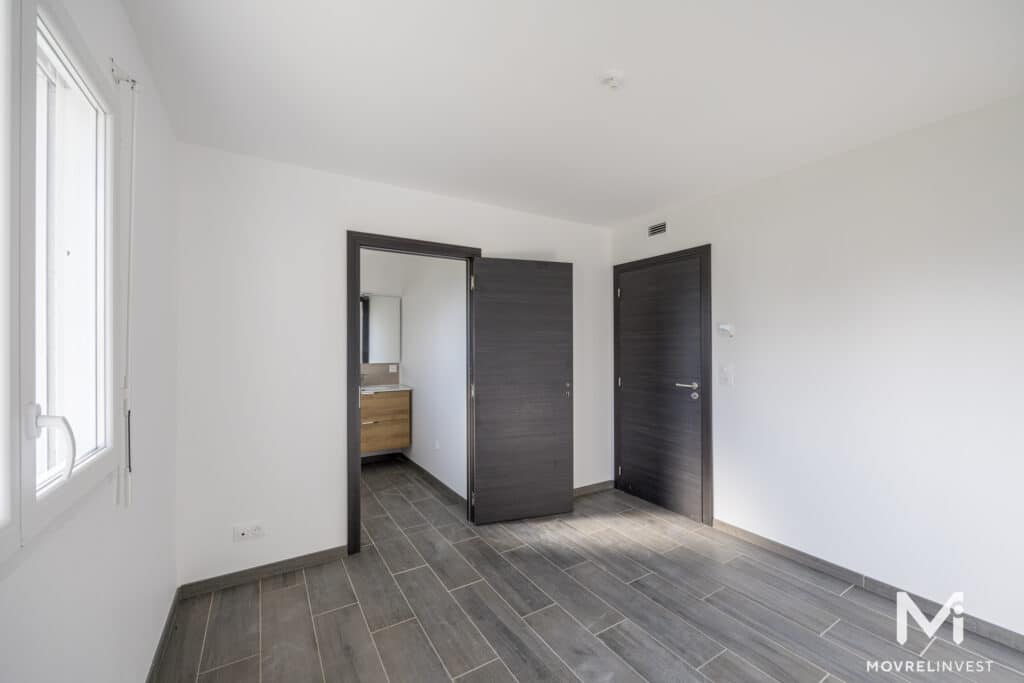 Intérieur minimaliste, chambre vide, portes modernes, parquet gris