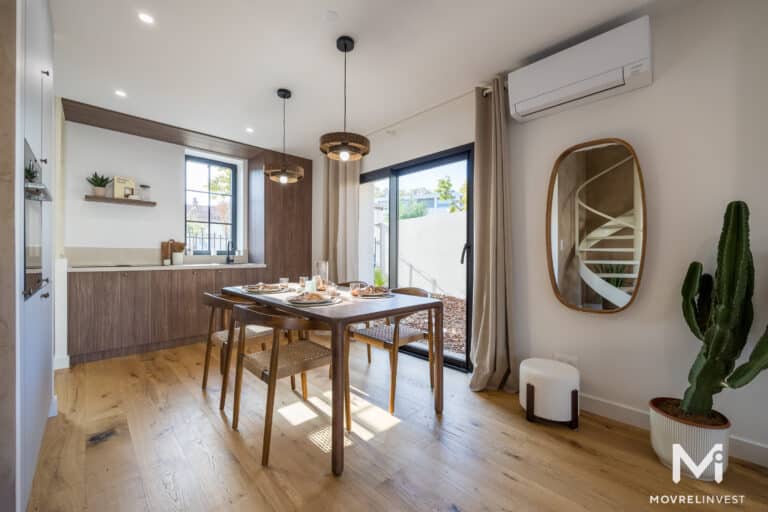 Intérieur moderne d'une salle à manger éclairée et élégante