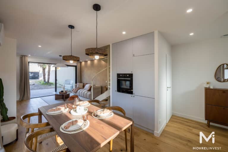 Salon moderne avec table en bois et canapé beige