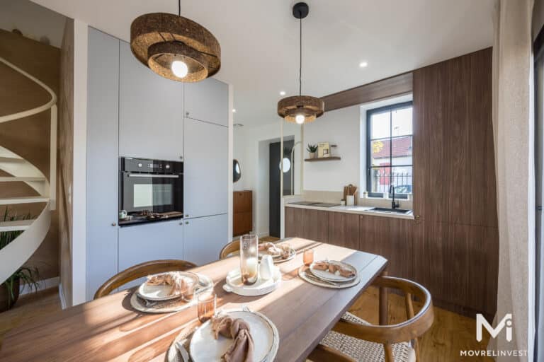 Cuisine élégante avec table en bois et luminaires modernes