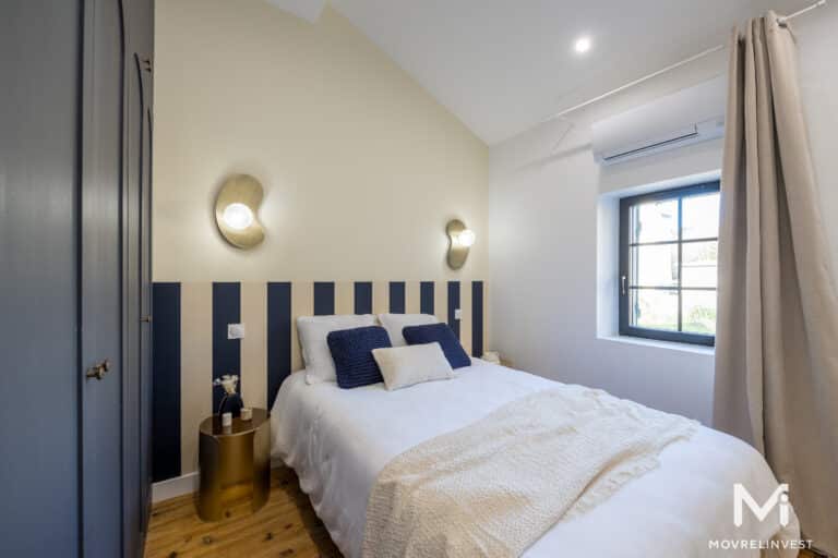 Chambre moderne avec murs bleus et blancs