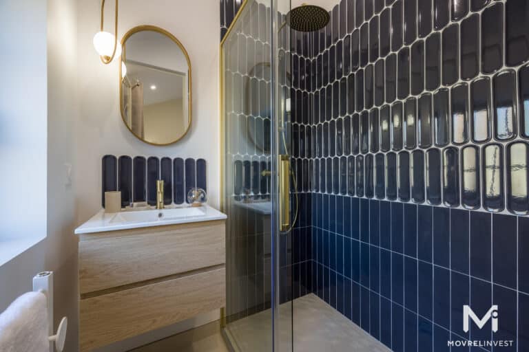 Salle de bain moderne avec carrelage bleu foncé