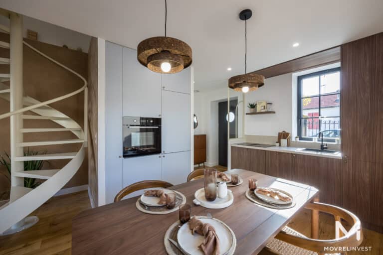 Cuisine moderne avec escalier et table dressée