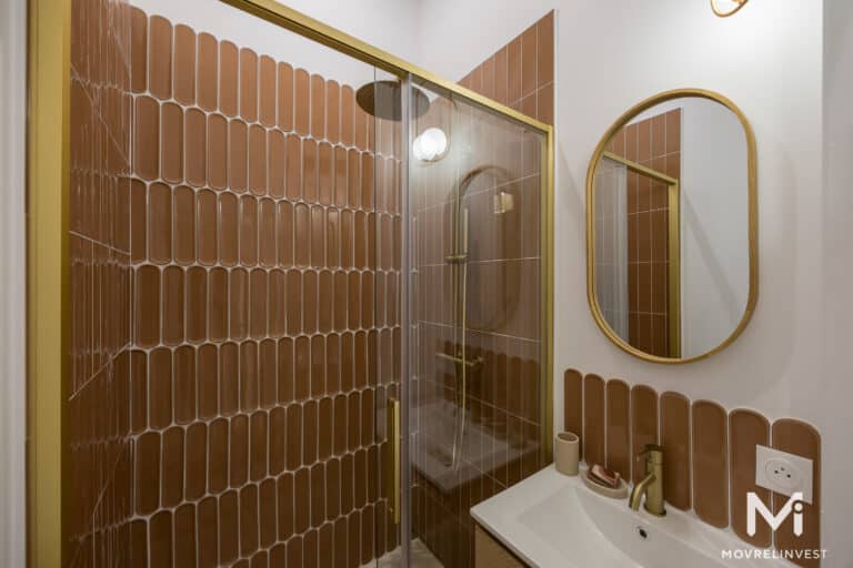 Salle de bain moderne avec carreaux marron et miroir ovale